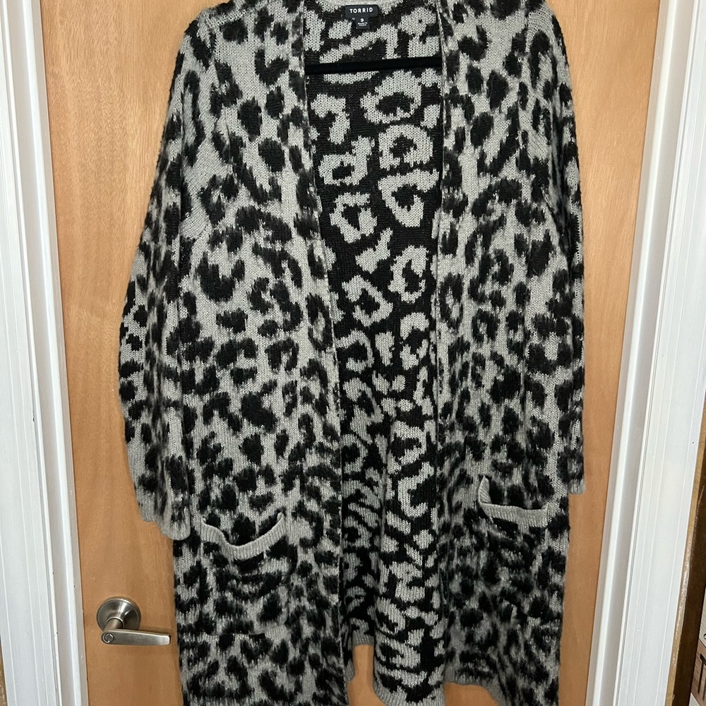 Open leopard print knit cardigan